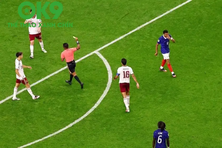 Chiếc thẻ vàng dành tặng ngôi sao Real Madrid